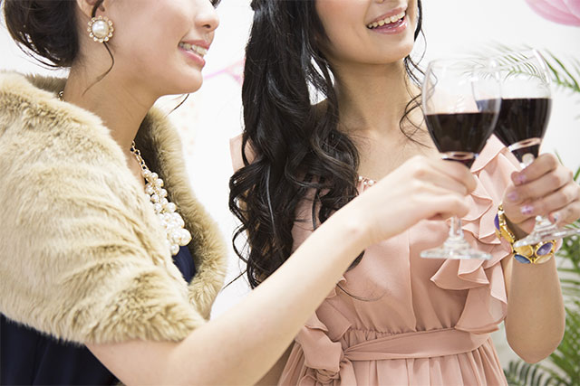 ワインを飲む女性