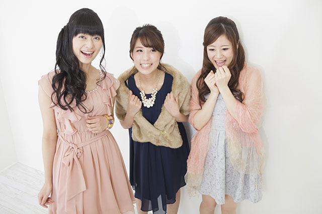 結婚式に出席するドレスの女の子達