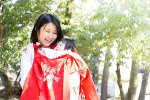 結婚式で余興を頼まれたら 余興の注意点 マナーと女性が服装を選ぶ際のポイント 結婚式 二次会のゲスト向け お呼ばれ情報サイト