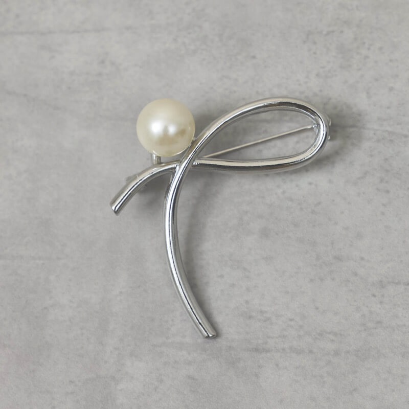 シルバーメタルのラインブローチ