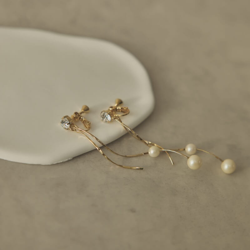 ゴールドのツイストバーパールイヤリング