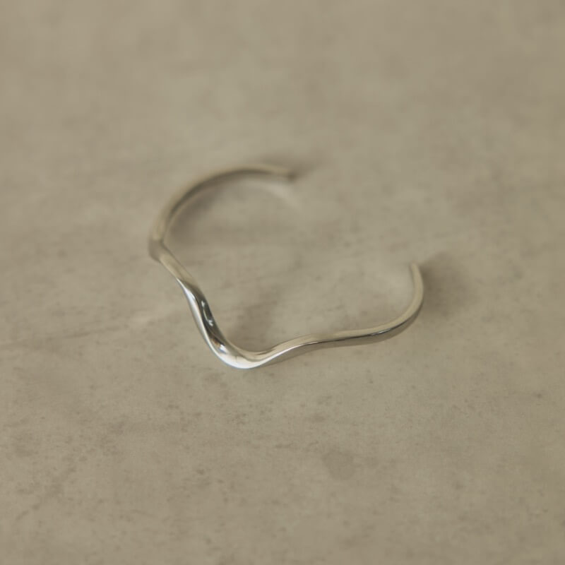 シルバーのウェーブバングル