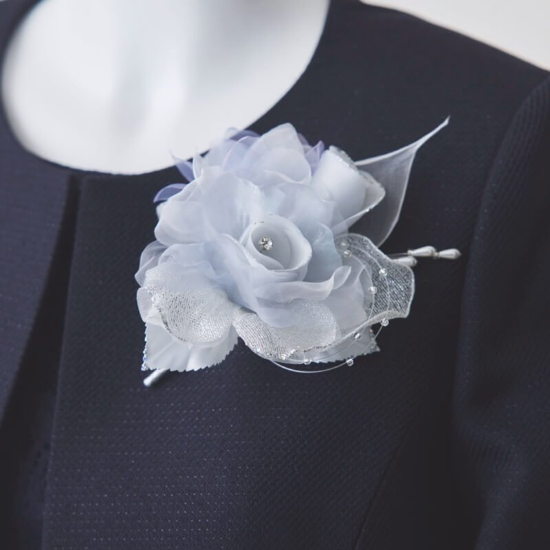 シルバーのフラワーコサージュ