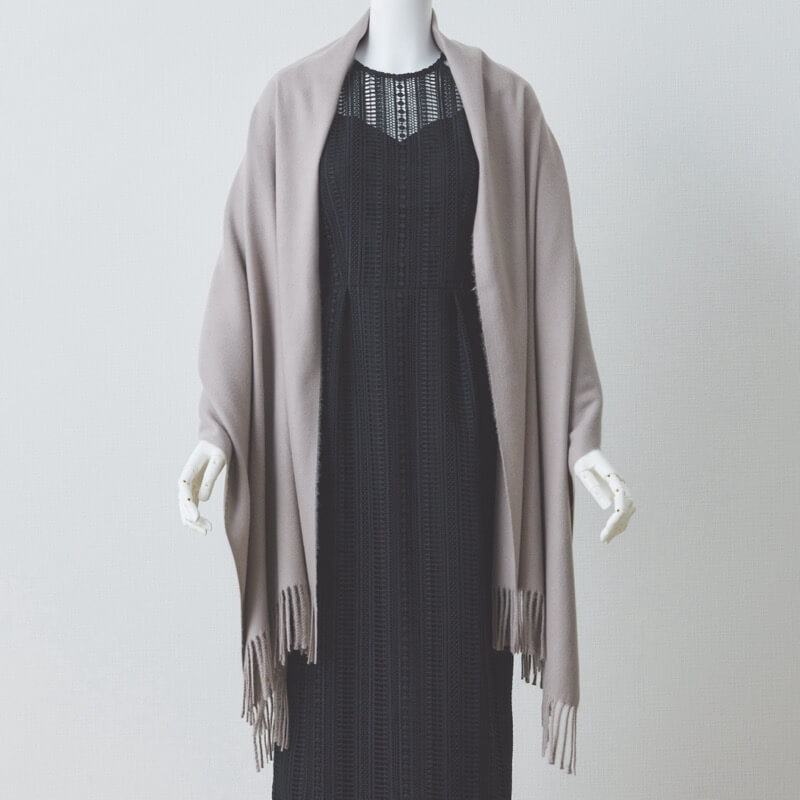 グレージュのカシミアタッチストール