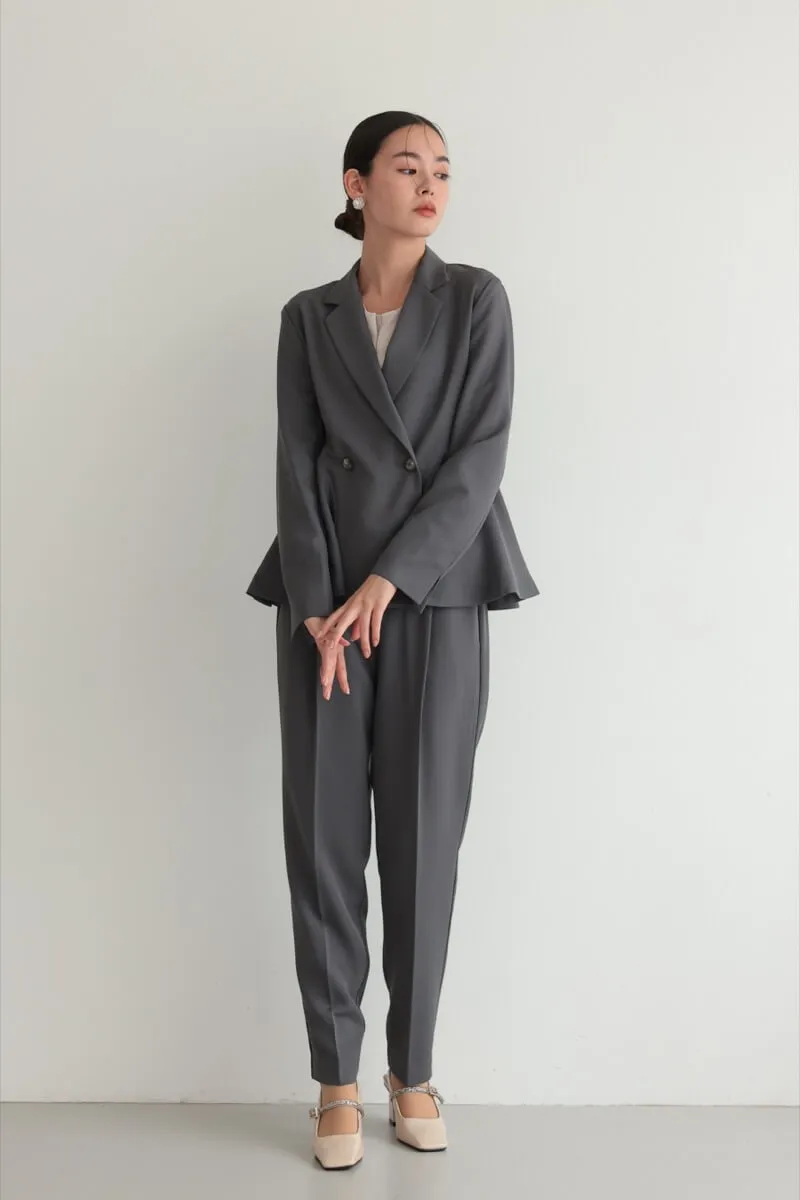 チャコールグレーのサイドフレアセレモニースーツセット
