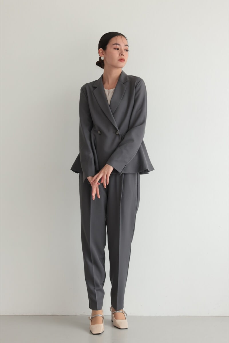 チャコールグレーのサイドフレアセレモニースーツセット