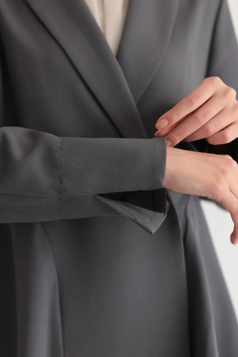 チャコールグレーのサイドフレアセレモニースーツセット