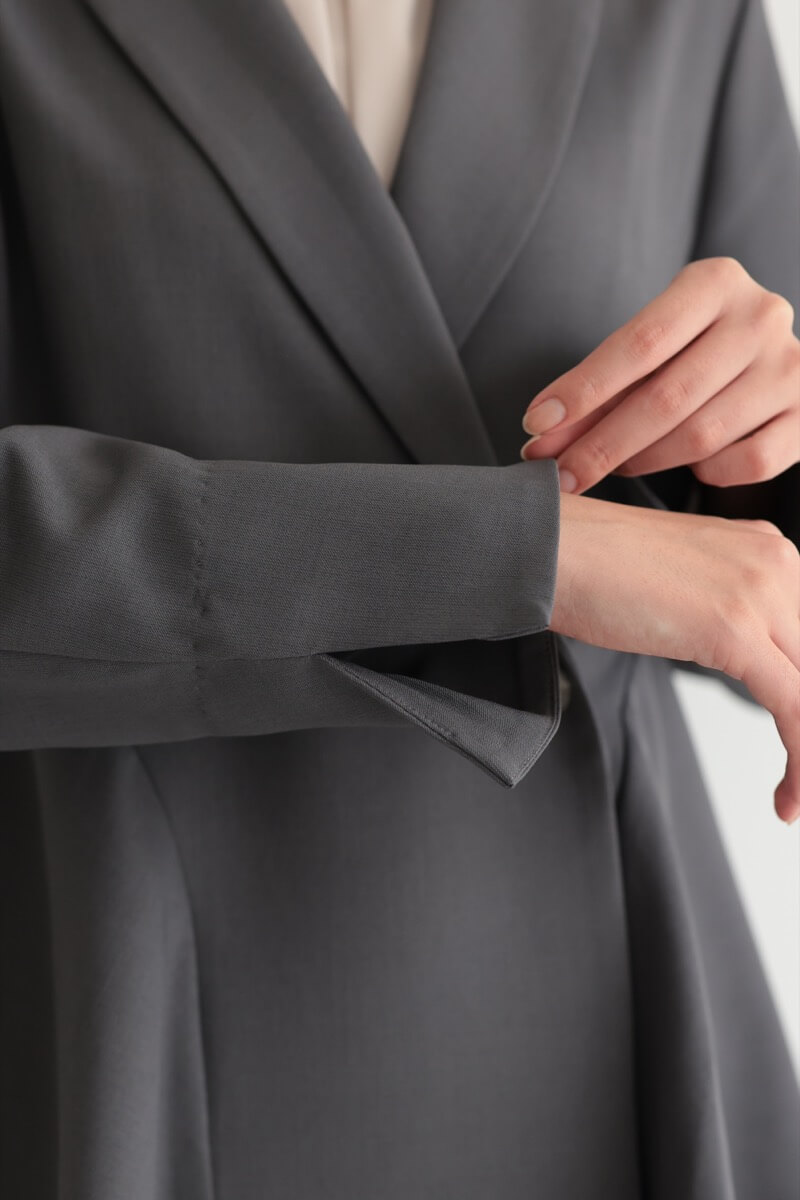 チャコールグレーのサイドフレアセレモニースーツセット