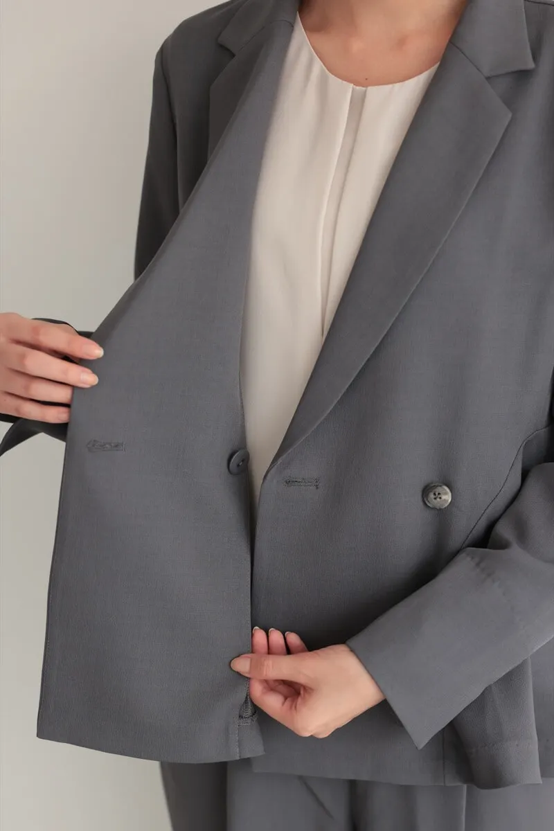 チャコールグレーのサイドフレアセレモニースーツセット