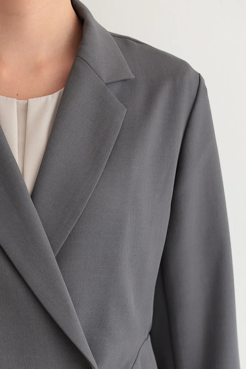 チャコールグレーのサイドフレアセレモニースーツセット