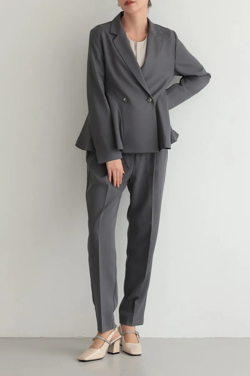 チャコールグレーのサイドフレアセレモニースーツセット