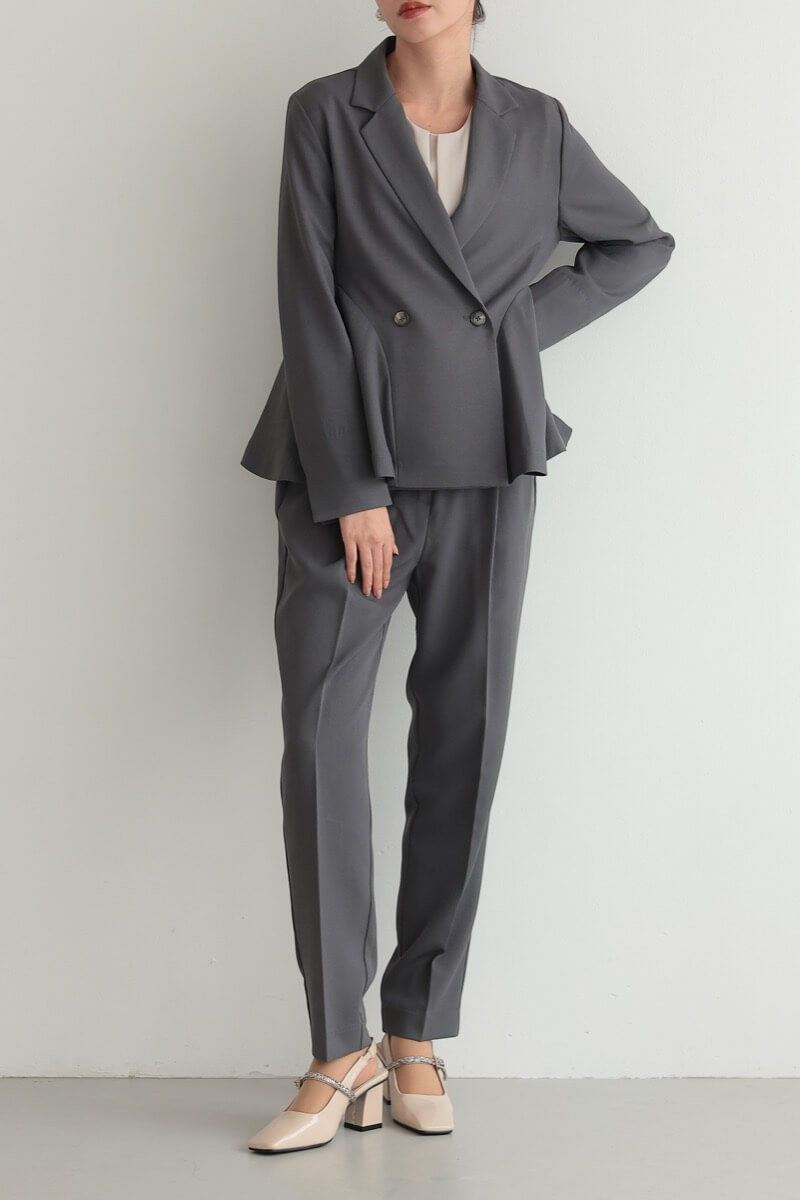 チャコールグレーのサイドフレアセレモニースーツセット
