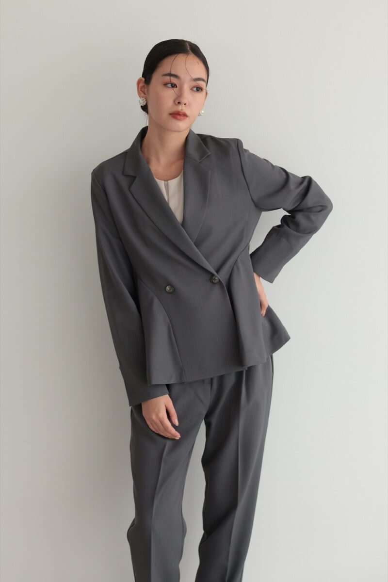 チャコールグレーのサイドフレアセレモニースーツセット