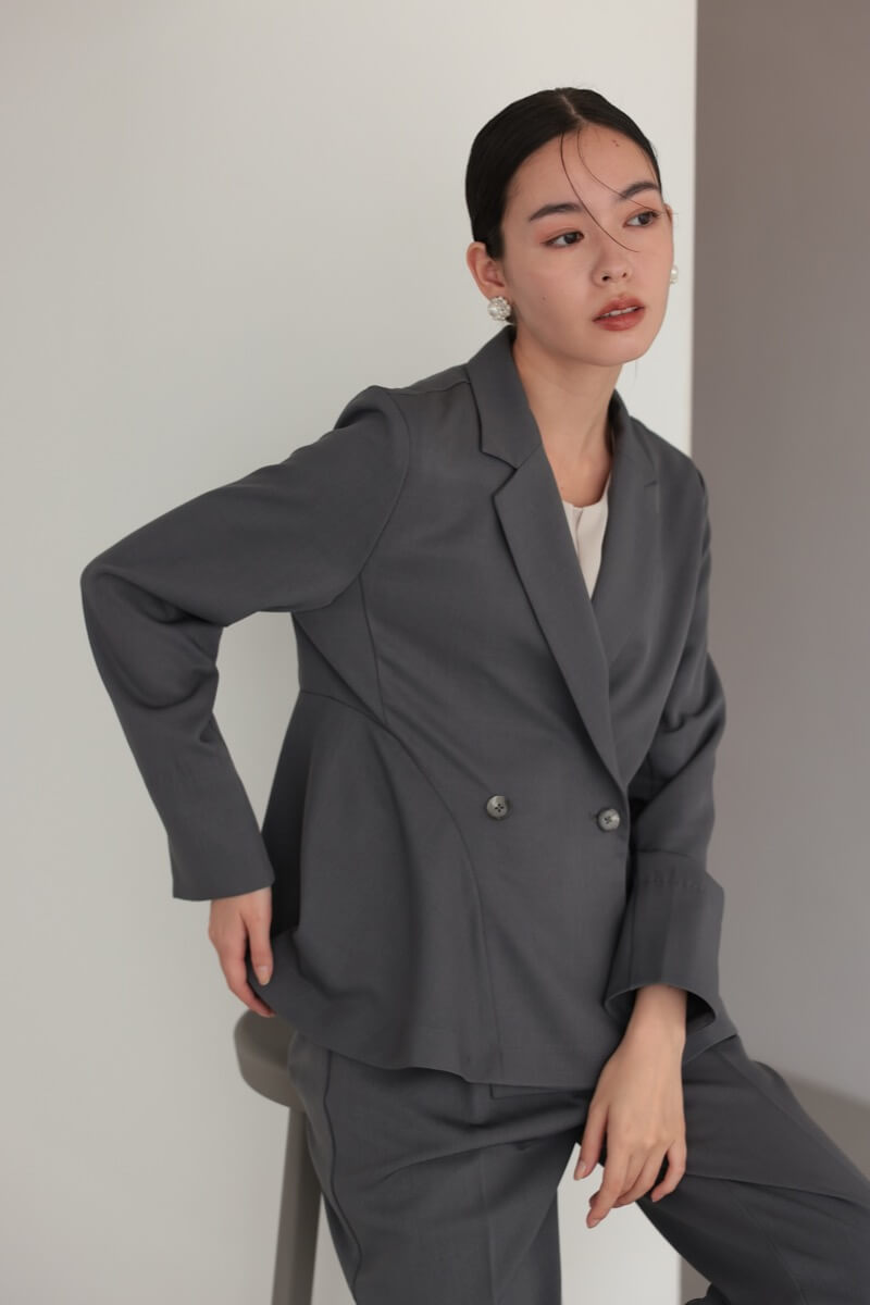 チャコールグレーのサイドフレアセレモニースーツセット