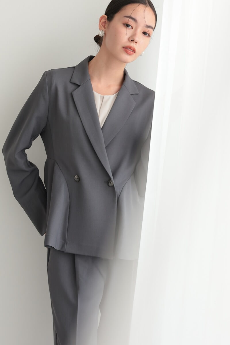 チャコールグレーのサイドフレアセレモニースーツセット