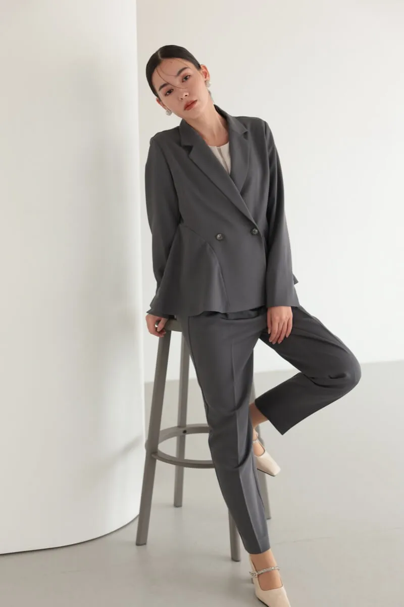 チャコールグレーのサイドフレアセレモニースーツセット