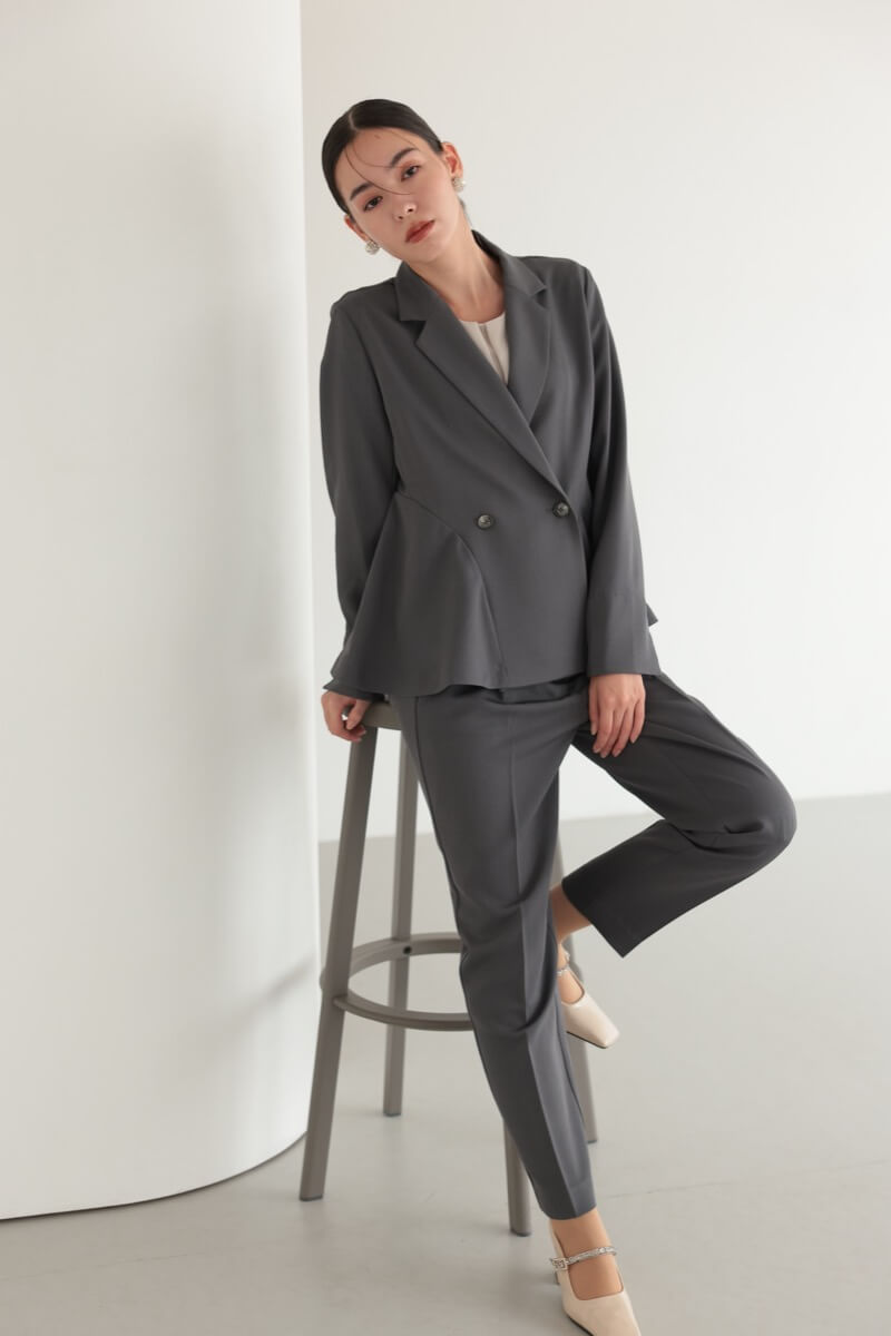 チャコールグレーのサイドフレアセレモニースーツセット