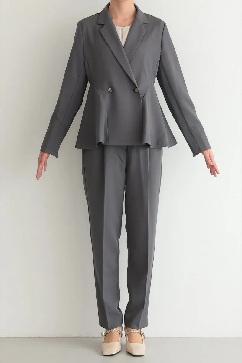 チャコールグレーのサイドフレアセレモニースーツセット