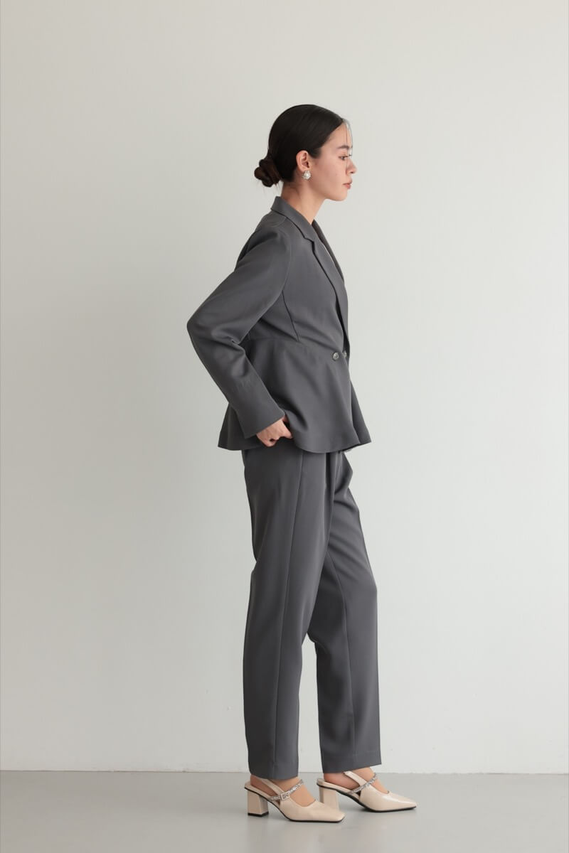 チャコールグレーのサイドフレアセレモニースーツセット