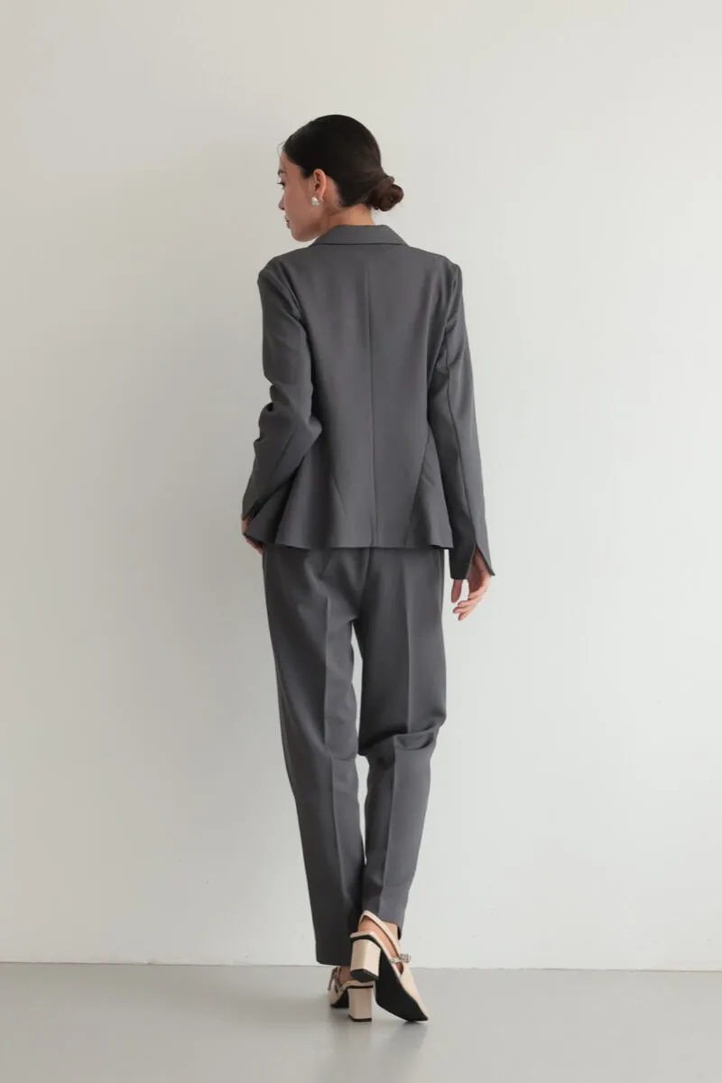 チャコールグレーのサイドフレアセレモニースーツセット