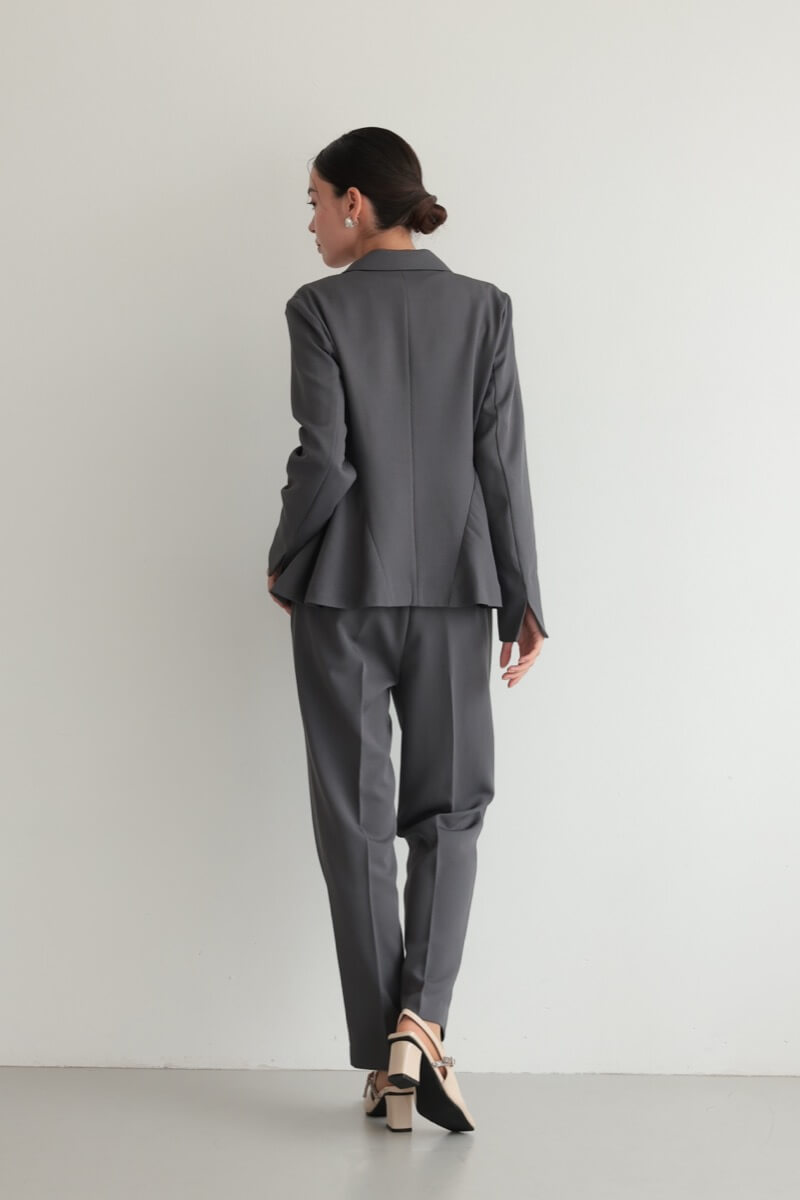 チャコールグレーのサイドフレアセレモニースーツセット