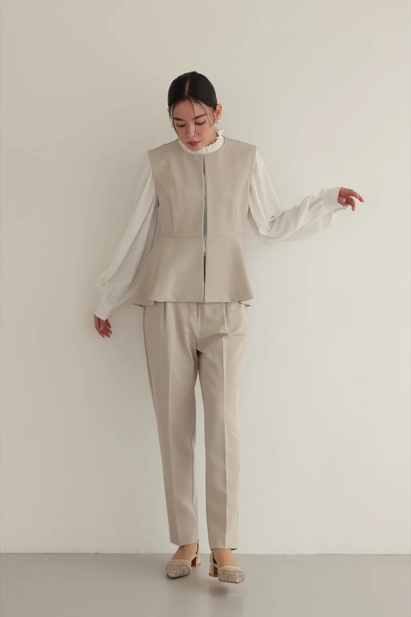 ベージュのクルーネックジレセレモニーセット