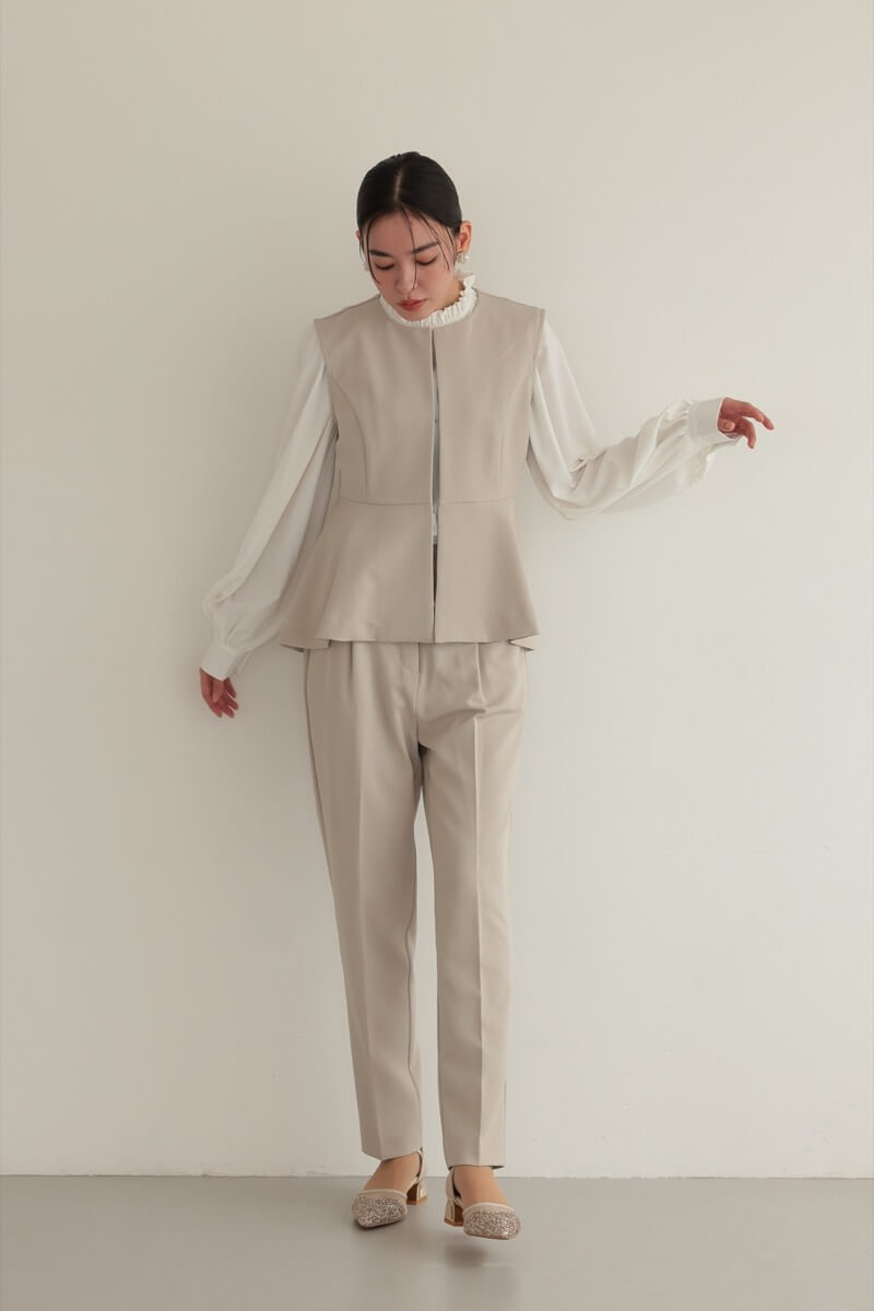 ベージュのクルーネックジレセレモニーセット