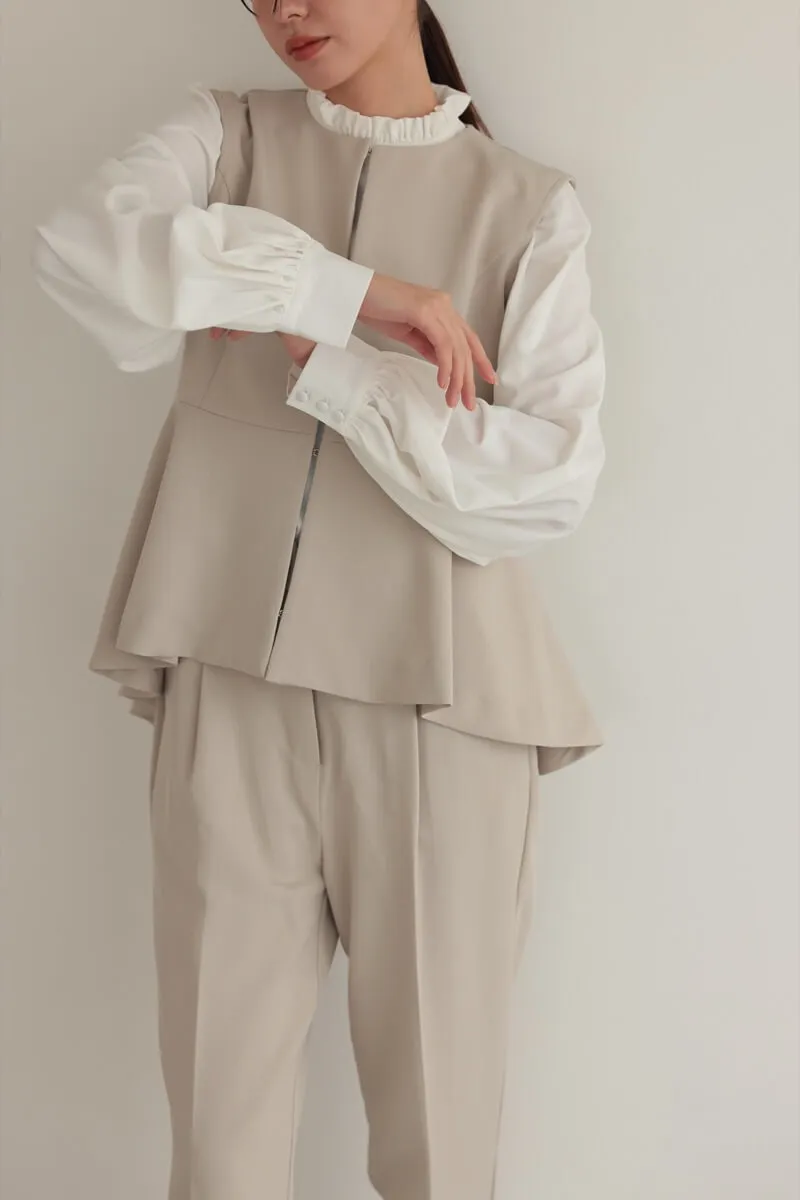 ベージュのクルーネックジレセレモニーセット