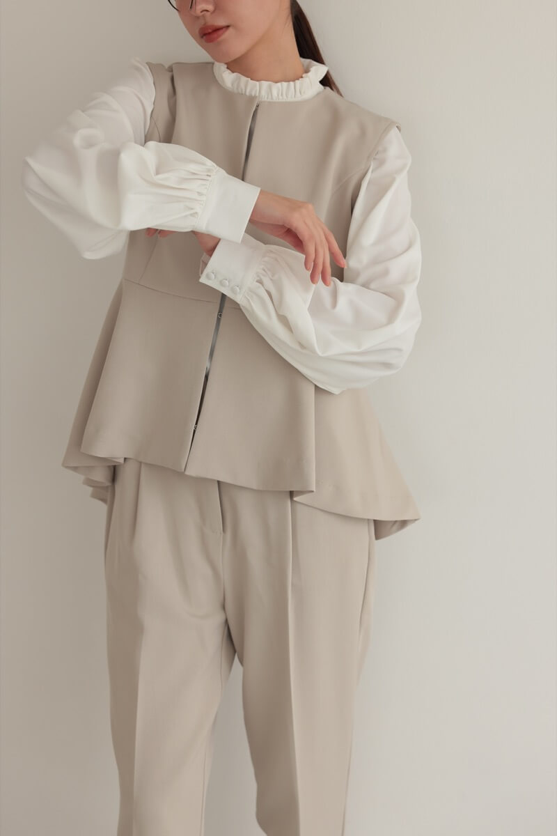 ベージュのクルーネックジレセレモニーセット