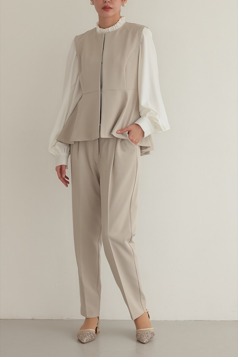 ベージュのクルーネックジレセレモニーセット