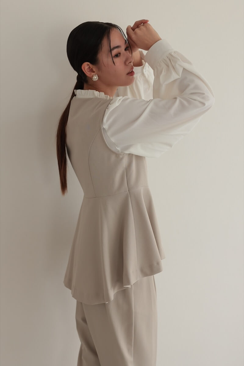 ベージュのクルーネックジレセレモニーセット