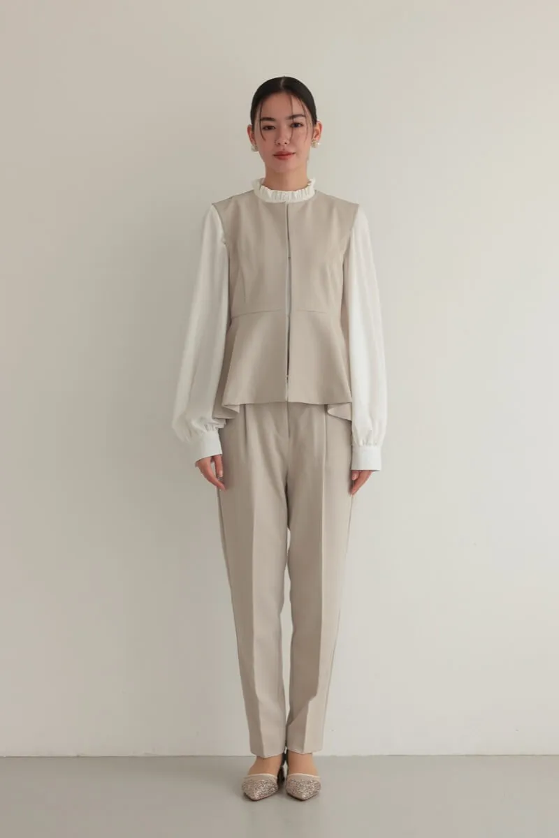 ベージュのクルーネックジレセレモニーセット