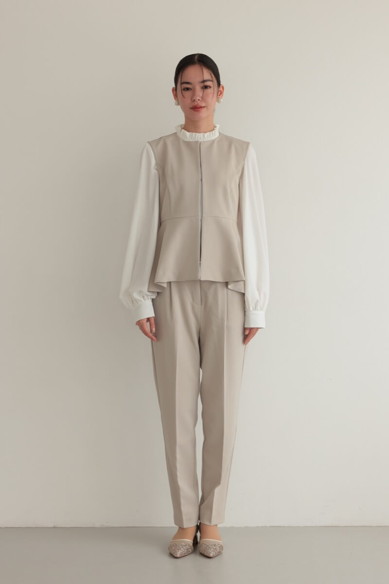 ベージュのクルーネックジレセレモニーセット