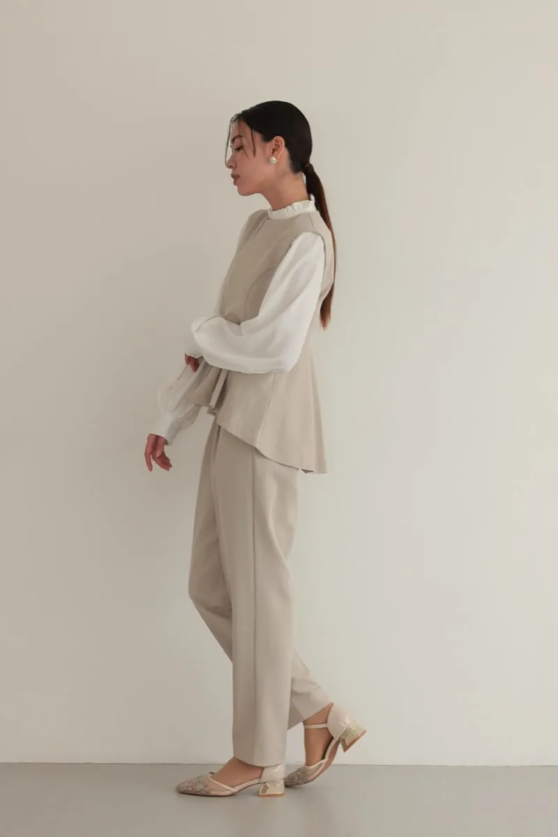 ベージュのクルーネックジレセレモニーセット