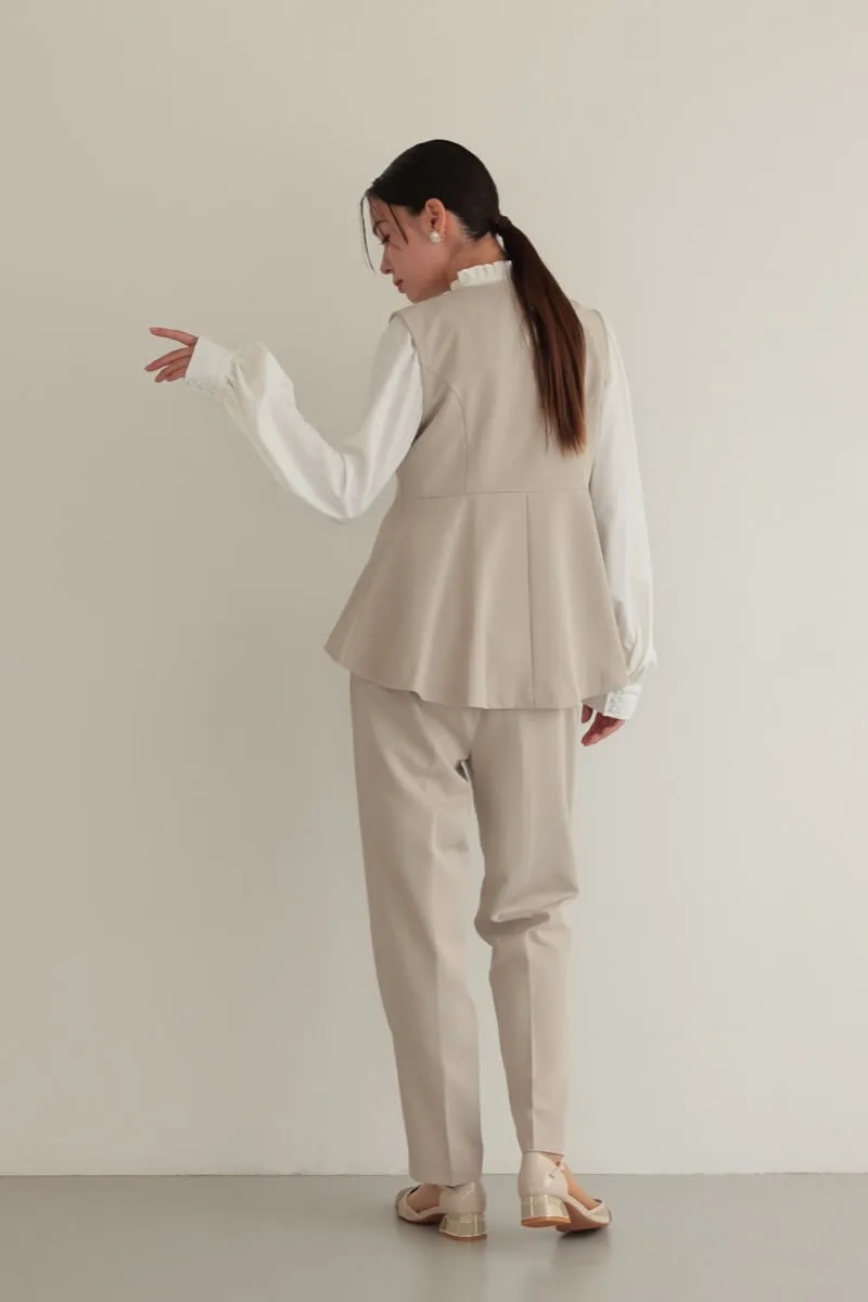 ベージュのクルーネックジレセレモニーセット