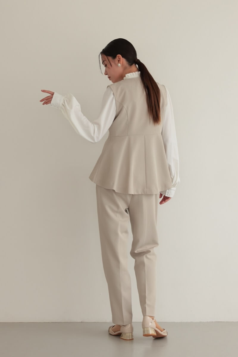 ベージュのクルーネックジレセレモニーセット