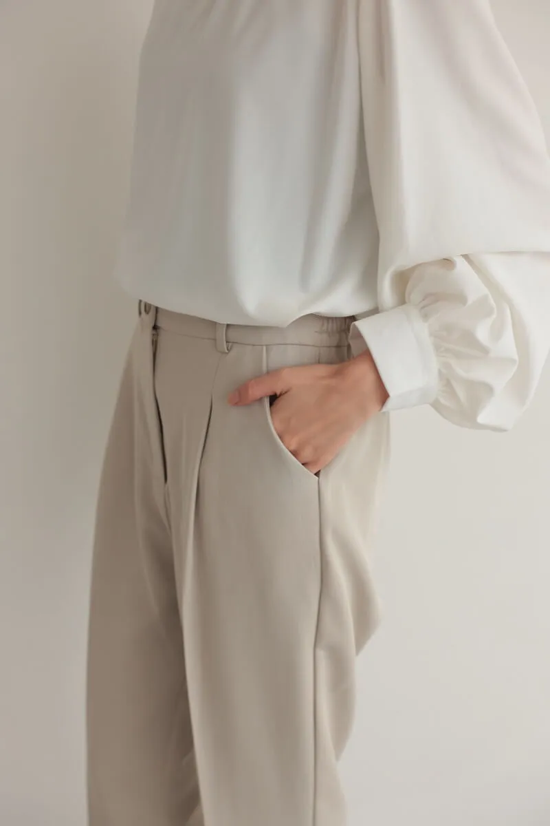 ベージュのクルーネックジレセレモニーセット