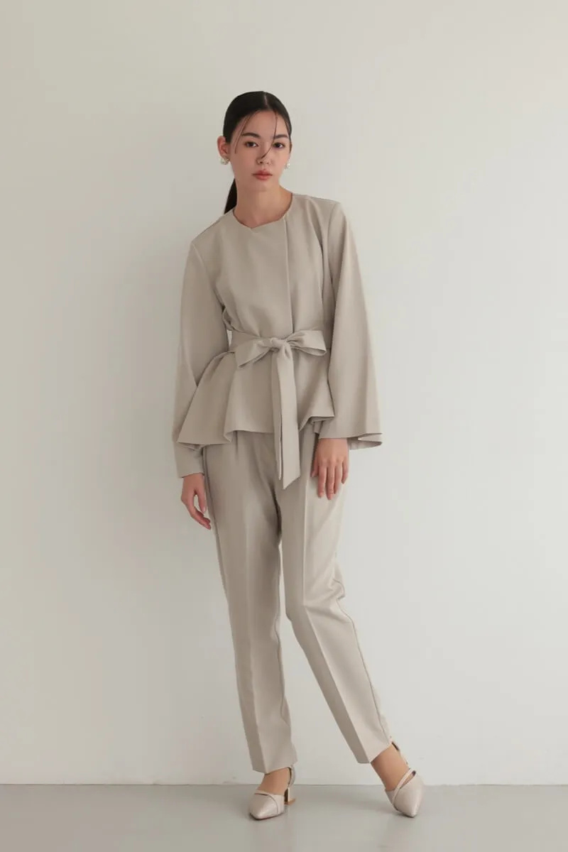 ベージュのリボンペプラムセレモニースーツ