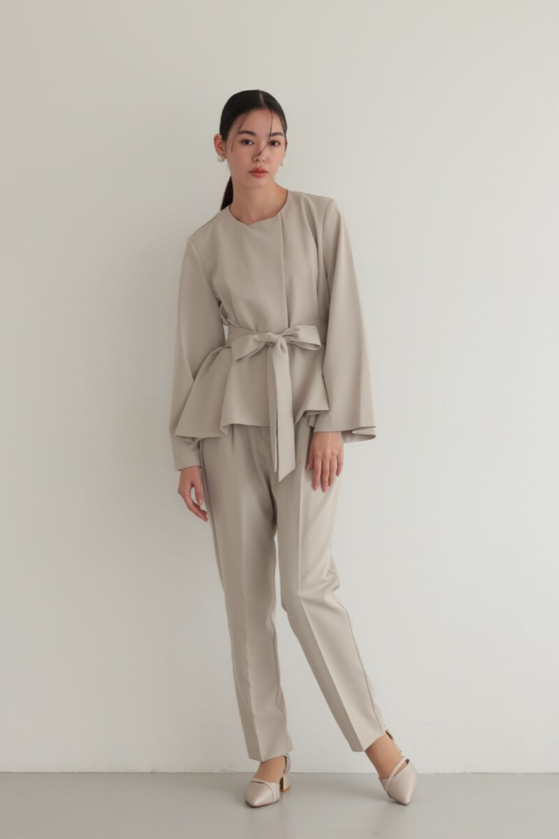 ベージュのリボンペプラムセレモニースーツ