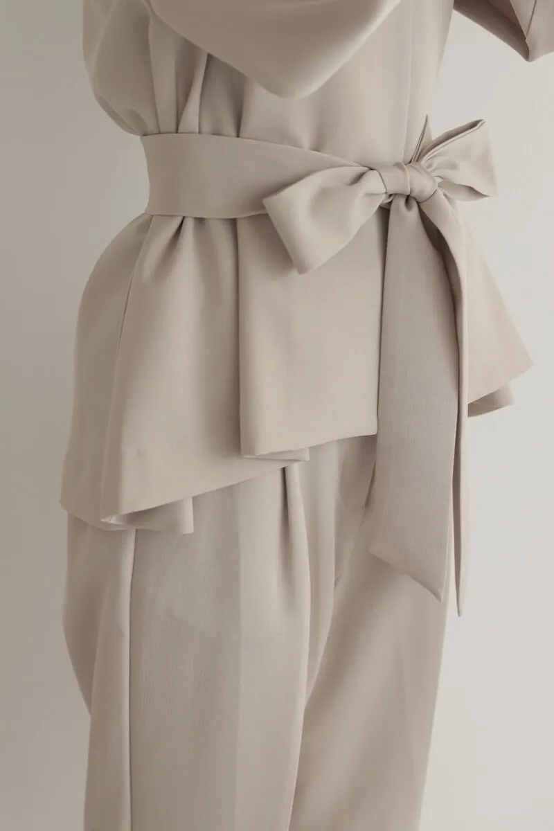 ベージュのリボンペプラムセレモニースーツ