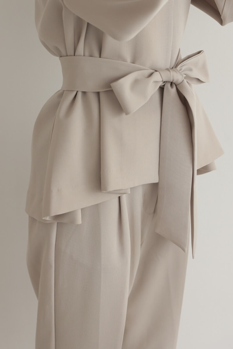ベージュのリボンペプラムセレモニースーツ