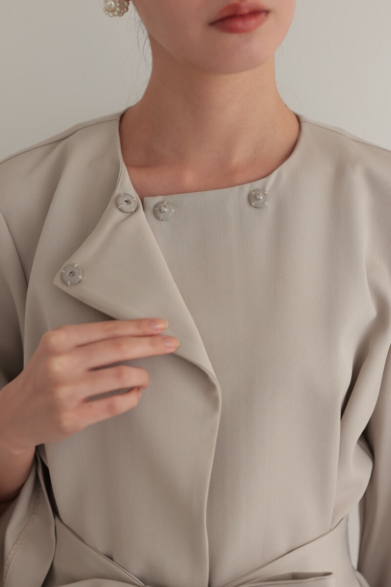 ベージュのリボンペプラムセレモニースーツ