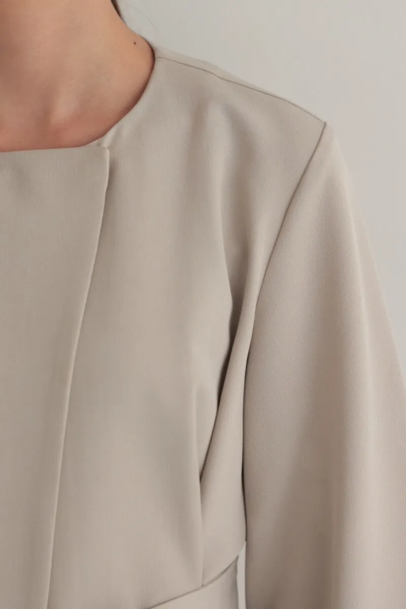 ベージュのリボンペプラムセレモニースーツ