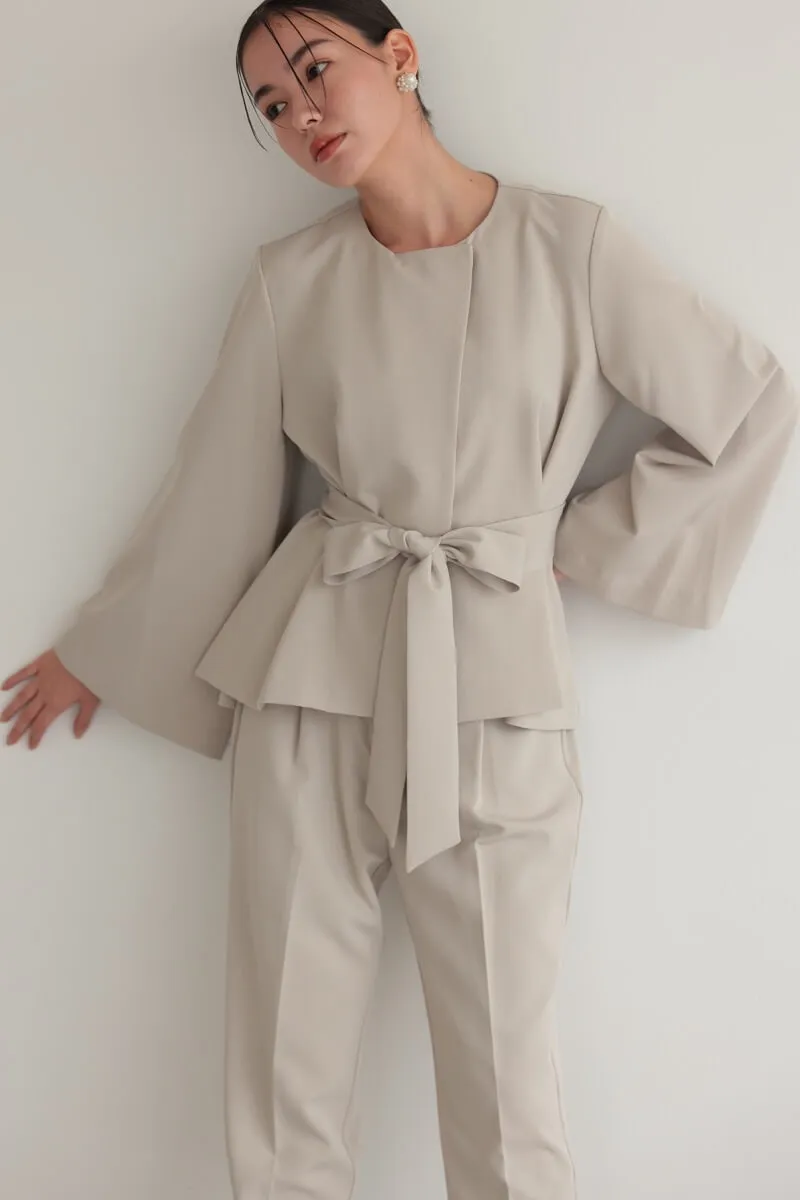 ベージュのリボンペプラムセレモニースーツ