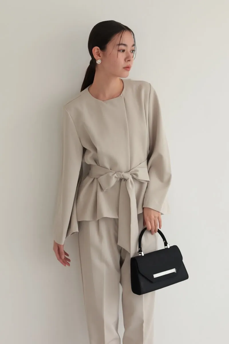 ベージュのリボンペプラムセレモニースーツ