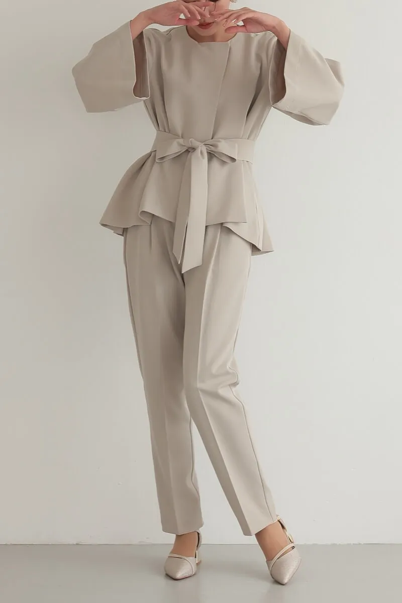 ベージュのリボンペプラムセレモニースーツ
