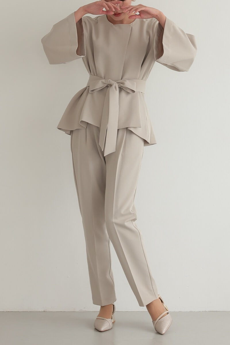 ベージュのリボンペプラムセレモニースーツ