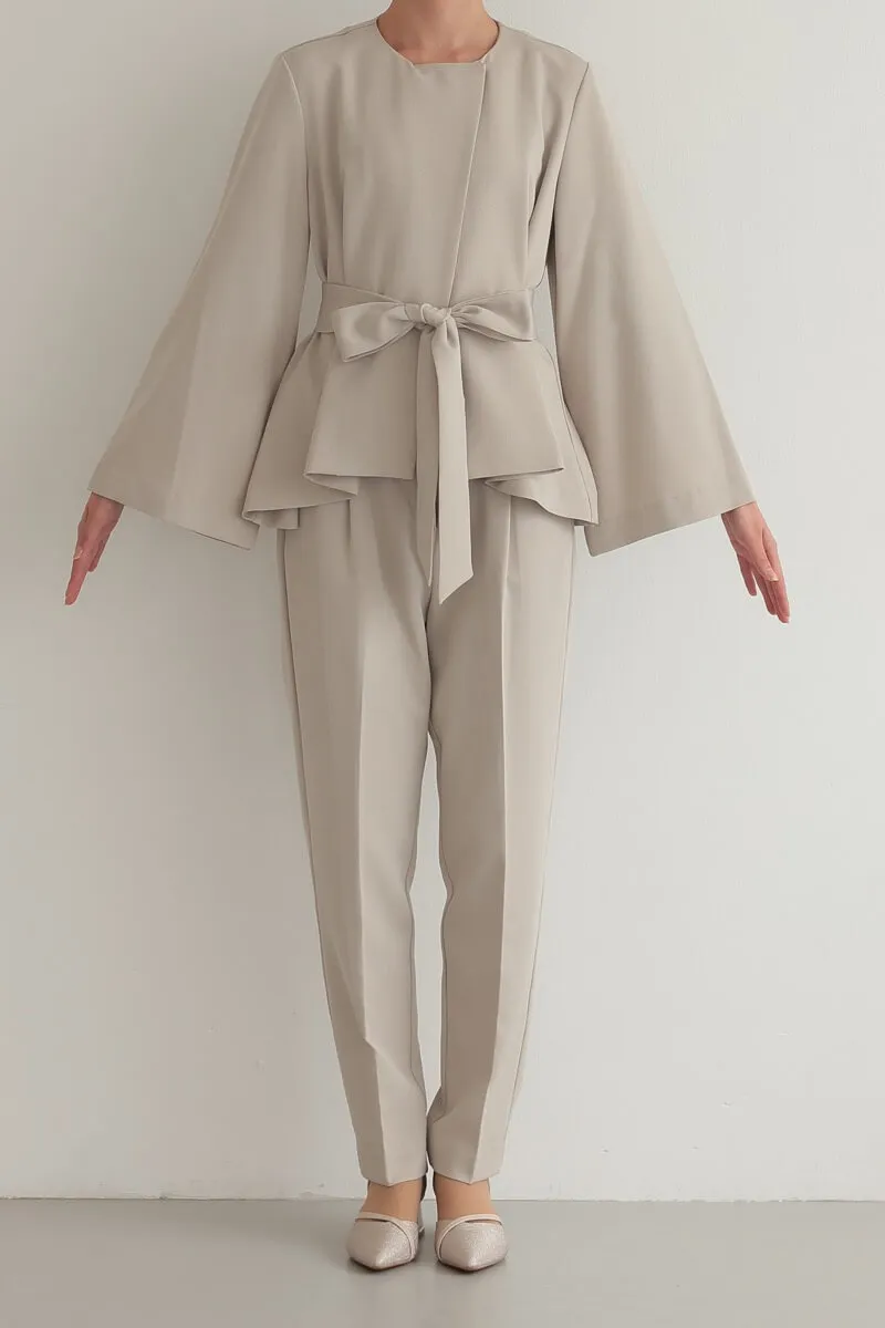ベージュのリボンペプラムセレモニースーツ
