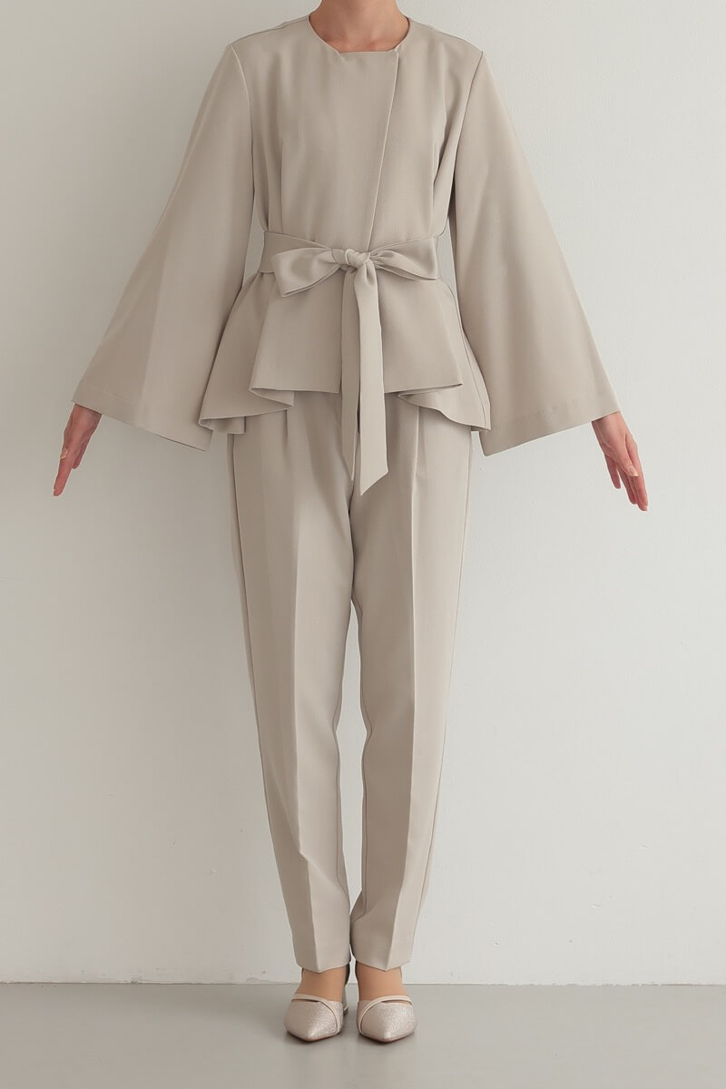 ベージュのリボンペプラムセレモニースーツ