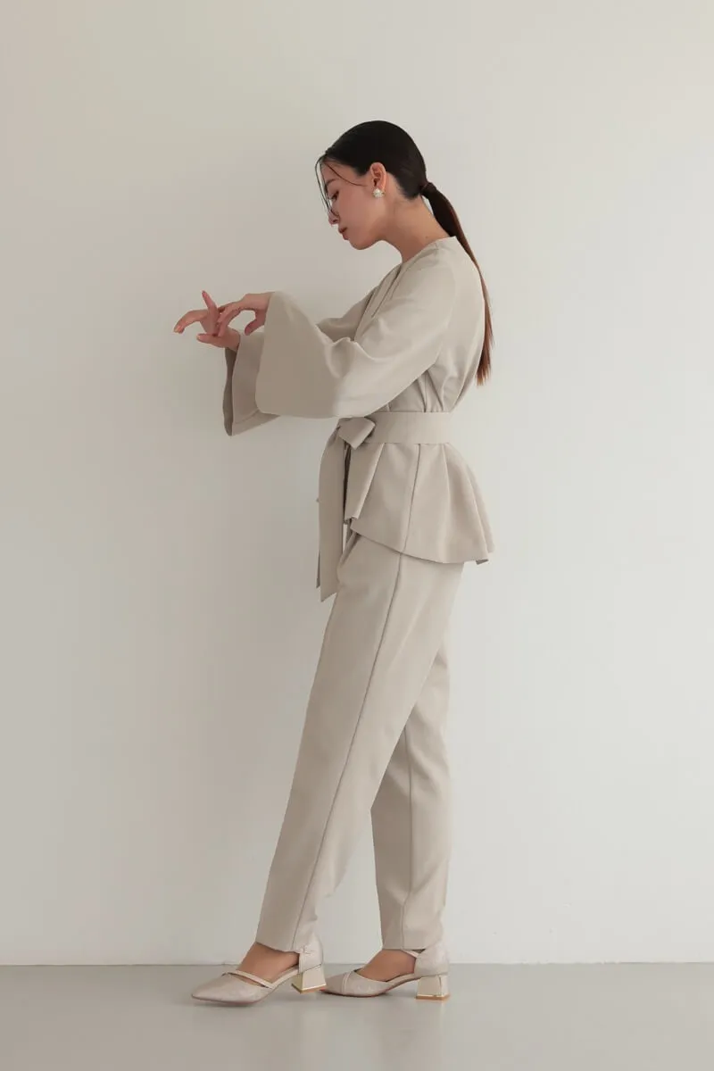 ベージュのリボンペプラムセレモニースーツ